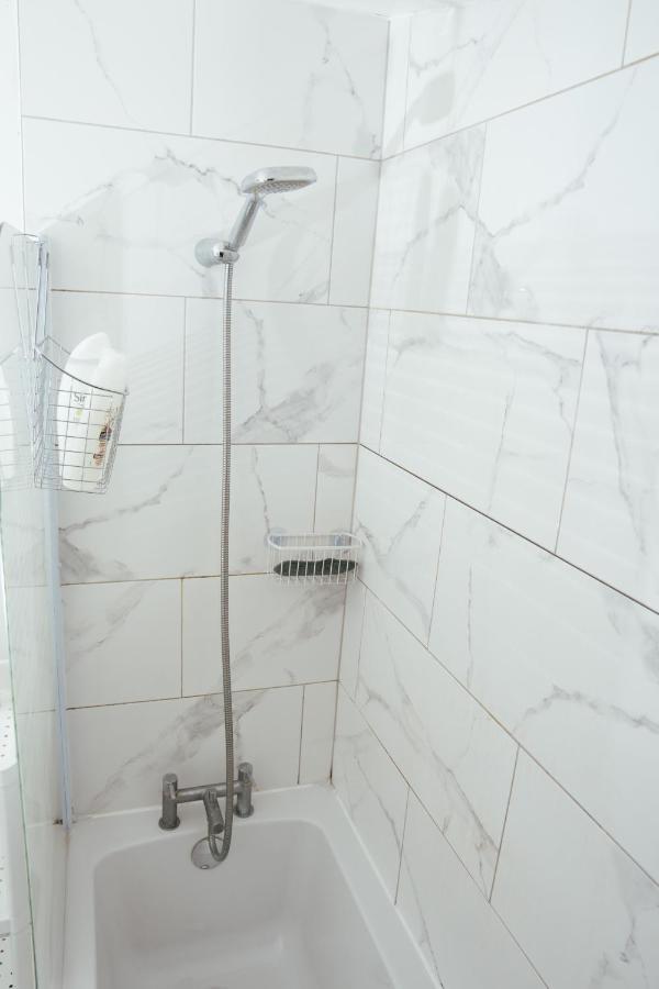 The Highfield Villa, 5 Bedrooms, Northampton Centre, Sleeps 10 Exterior photo