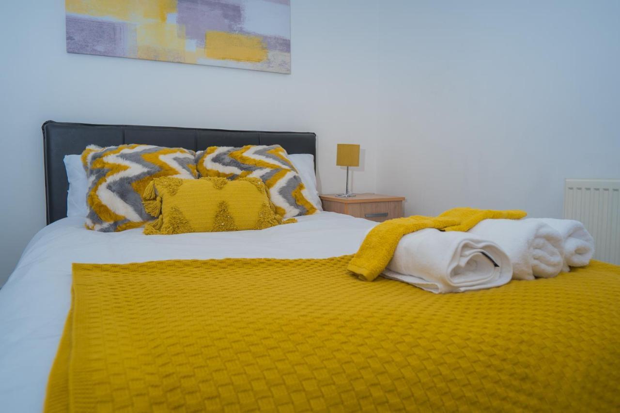 The Highfield Villa, 5 Bedrooms, Northampton Centre, Sleeps 10 Exterior photo